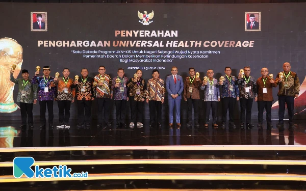 Wapres Ma'ruf Amin Beri Penghargaan UHC Awards kepada 493 Kepala Daerah