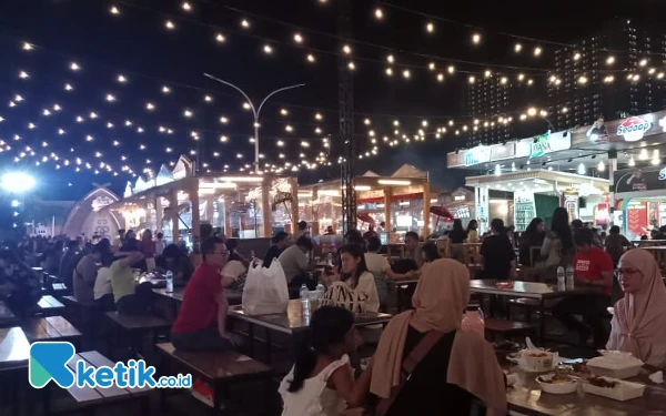 Foto Suasana malam sambil bersantap menu bakaran nikmat di Pakuwon City Mall (Foto: Fatimah/Ketik.co.id)