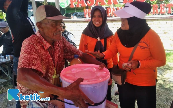 Foto Mbah Imam ringkes-ringkes tempat jualannya setelah cilok diborong habis oleh Mak Mimik. (Foto: Fathur Roziq/Ketik.co.id)