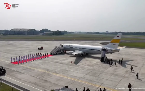 Foto Pesawat Boeing TNI AU yang membawa Bendera Pusaka dan Naskah Proklamasi ke Ibu Kota Nusantara. (Foto: Tangkapan Layar Youtube Sekretaris Presiden)