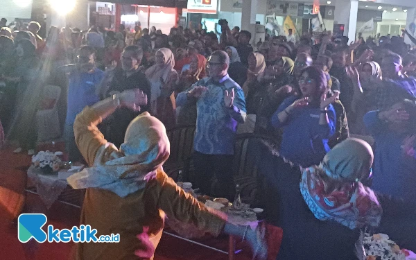 Foto Kemeriahan peserta menarikan lagu gempita yang diikuti Kepala Dinas Pendidikan Jawa Timur Aries Agung Paewai , Sabtu (10/8/2024). (Foto: Khaesar/Ketik.co.id)