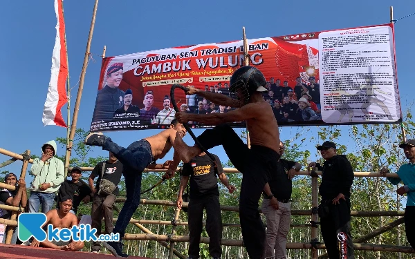 Foto Pagelaran seni paguyuban tiban Cambuk Wulung, Sabtu (10/8/2024). (Foto: Favan/ketik.co.id).