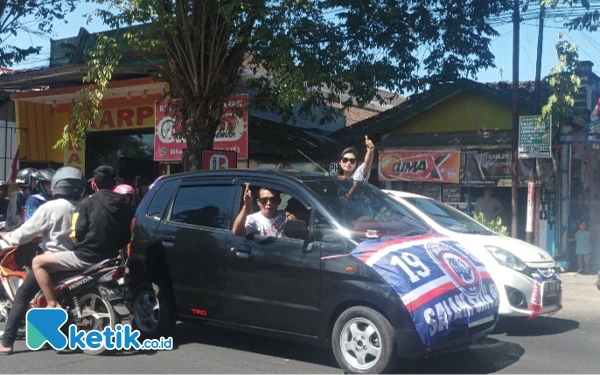 Foto Suasana konvoi Aremania memperingati HUT ke-37 Arema yang melintas Kepanjen, Kabupaten Malang. (Foto : Binar Gumilang/Ketik.co.id)