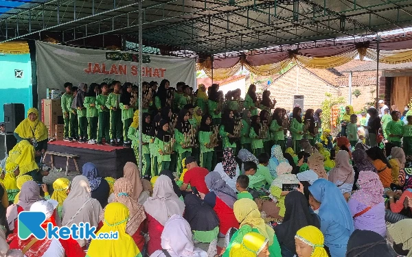 Foto Sebanyak 100 murid SD Muhammadiyah Sangonan IV Godean menunjukan kepiawaiannya bermain angklung membawakkan lagu Taman Jurug, Jogja istimewa dan Mojang Priangan. (Foto: Fajar Rianto/Ketik.co.id)