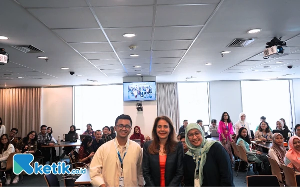 Foto Gita Sabharwal, Kepala Perwakilan PBB di Indonesia bersama Quentino Adzandra, USG DPD UNA in Indonesia dan Siska Widyawati, National Communication Officer Pusat Informasi PBB di Indonesia (UNIC) pada acara Youth on Digital Initiatives UNA Indonesia di Kantor PBB indonesia, Jakarta.  (foto:PBB)