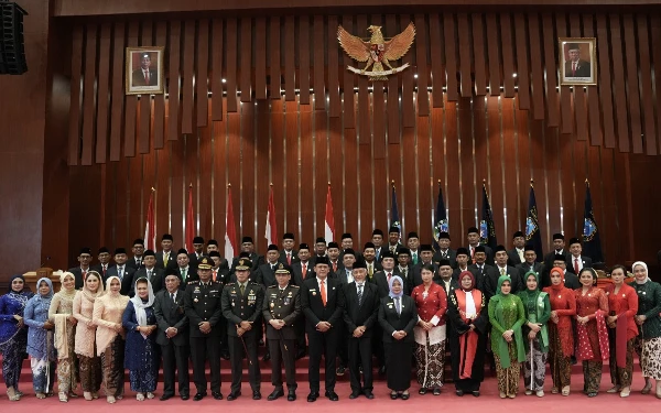 Foto Usai dilantik sebanyak 50 anggota DPRD Sleman periode 2024-2029 foto bersama unsur Forkopimda Sleman. (Foto: Humas Pemkab Sleman/Ketik.co.id)