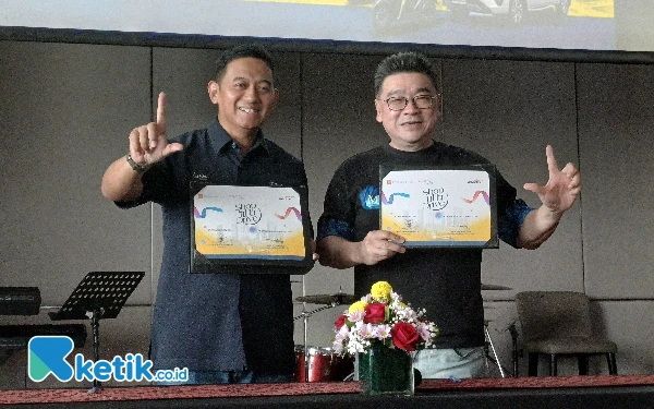 Foto Regional CEO senior Vice Presiden bank mandiri region VIII/Jawa 3, Hendra Wahyudi (kiri) dan Sutandi Purnomosidi Direktur Pakuwon Group melakukan penandatangan kerjasama program Shop Till U Drive, Senin (12/8/2024). (Foto: Khaesar/Ketik.co.id)