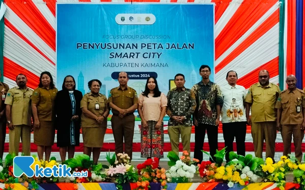 Foto Sekda Donald.R.Wakum foto bersama dengan Tim ahli serta pimpinan OPD kegiatan Fokus Group Discussion (FGD) di gedung pertemuan Krooy Kaimana (foto La Jen/Ketik.co.id)