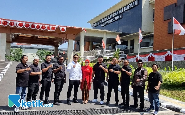 Foto Anggota DPRD Sleman masa jabatan 2024-2029, Chisya Ayu Puspitaweni foto bersama beberapa tim suksesnya. (Foto:Fajar Rianto/Ketik.co.id)