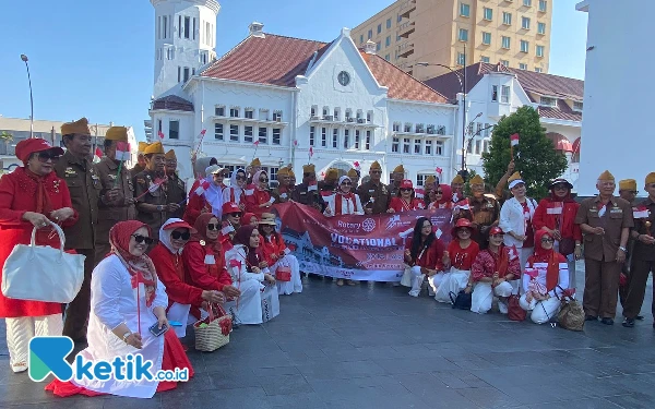 Foto Foto bersama anggota LVRI Surabaya dan Member Rotary Surabaya Kaliasin. (Foto: Shinta Miranda/Ketik.co.id)