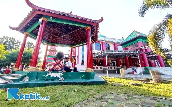 Foto Suasana di rest area masjid yang kental nuansa Tionghoa. (Foto: Al Ahmadi/Ketik.co.id)