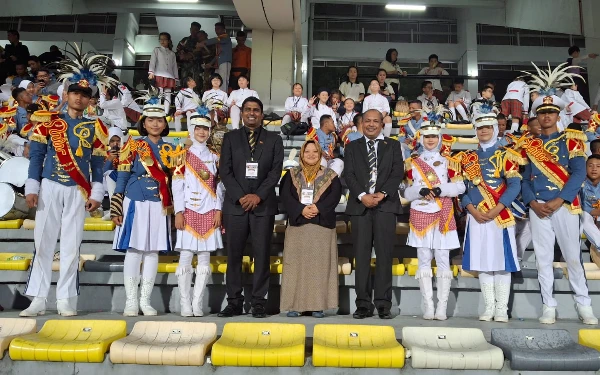 Foto Marching Band Gita Taruna Angkasa saat berpose dengan dewan Juri usai meraih juara 1 /Kurniawan (foto : dokumen SMAN 3 Taruna Angkasa Madiun)