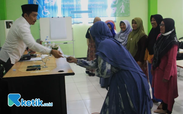 Foto Anggota Pansus Raperda Perlindungan dan Pemenuhan Hak-Hak Penyandang Disabilitas H Dhamroni Chudlori bertemu bunda-bunda ABK di kantor UPTD ABK Disdikbud Sidoarjo. (Foto: Fathur Roziq/Ketik.co.id)