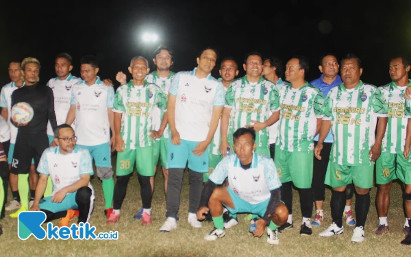 Foto Gus Kautsar (tengah) bersama H Subandi, Gus Wawan, dan Gus Salam (duduk kiri), serta mantan bintang-bintang Persebaya berfoto bersama sebelum bertanding. (Foto: Fathur Roziq/Ketik.co.id)