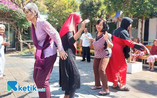 Foto Cuaca yang terik tidak menyurutkan semangat para penghuni Griya Werda untuk mengikuti perlombaan. (Foto: Husni Habib/Ketik.co.id)