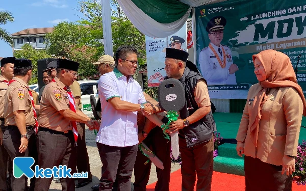 Ringankan Beban Masyarakat, Bupati Bandung Serahkan 10 Mobil Layanan Kelurahan