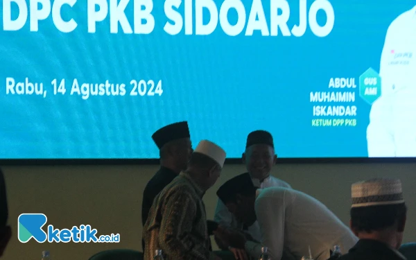 Foto Ketua DPC PKB Sidoarjo H Subandi mencium tangan KH Nurcholis dan KH Athoillah setelah rapat pleno ditutup. (Foto; Fathur Roziq/Ketik.co.id).