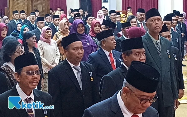 Foto Sebaanyak 201 ASN di lingkup Pemprov Jatim yang memperoleh Satyalencana Karya Satya dari Presiden RI, Rabu (14/8/2024). (Foto: Khaesar/Ketik.co.id)