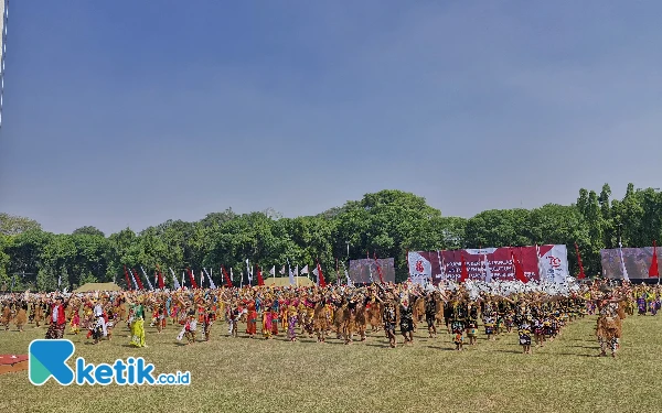 Foto Penampilan Pramuka Kwarda Jatim di Peringatan Upacara Hari Pramuka ke-63 di Buperta Cibubur, Rabu (14/8/2024). (Foto: Naufal Ardiansyah/Ketik.co.id)