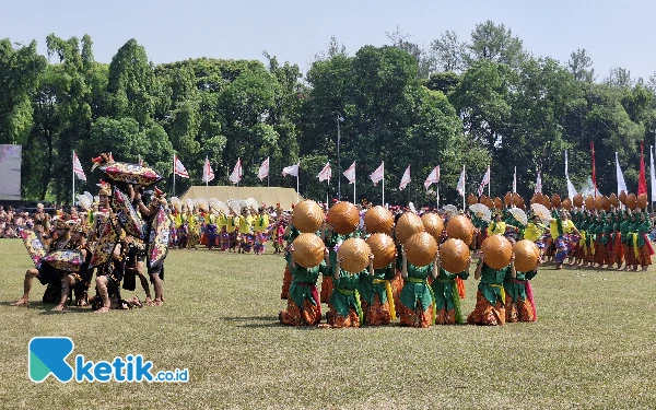 Foto Penampilan Pramuka Kwarda Jatim di Peringatan Upacara Hari Pramuka ke-63 di Buperta Cibubur, Rabu (14/8/2024). (Foto: Naufal Ardiansyah/Ketik.co.id)