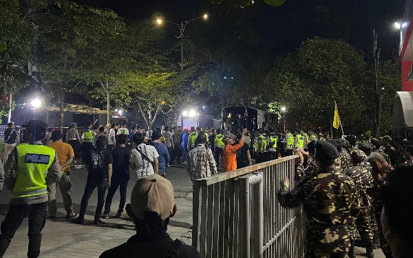 Foto Situasi kongres yang berlangsung pada Selasa (13/8/24) malam. Tampak sejumlah anggota kepolisian berada di lokasi untuk mengendalikan massa. Foto: Wisnu Akbar Prabowo.