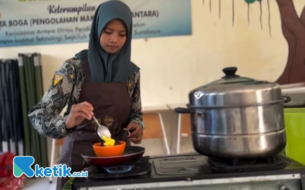 Foto Salah satu siswi Double Track Tata Boga SMAN 4 Bangkalan sedang membuat kue Bolu Lapis Kukus Suramadu. (Foto: Siti Zahira/Ketik.co.id)