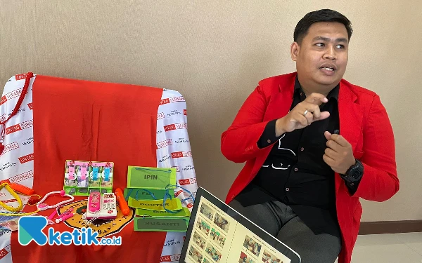 Foto Mohammad Adji saat menunjukkan permainan Roleplay. (Foto: Shinta Miranda/Ketik.co.id)