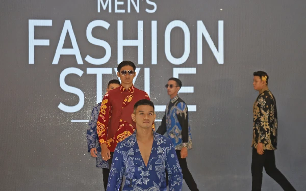 Foto Peragaan fashion show kain batik di Surabaya Great Expo 2024. (Foto: Diskominfo Surabaya)