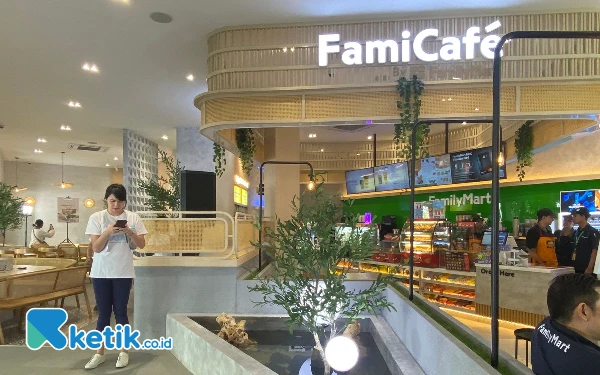 Foto Suasana di FamiCafe Jalan Tunjungan Surabaya. (Foto: Shinta Miranda/Ketik.co.id)