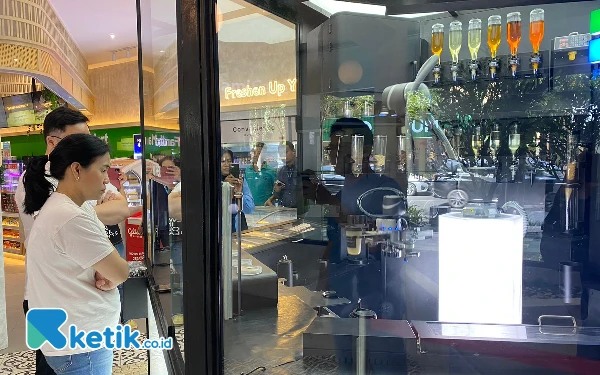 Thumbnail Berita - Ada Robot Barista di FamilyMart Tunjungan Surabaya, Bikin Makin Betah Nongkrong di Tengah Kota