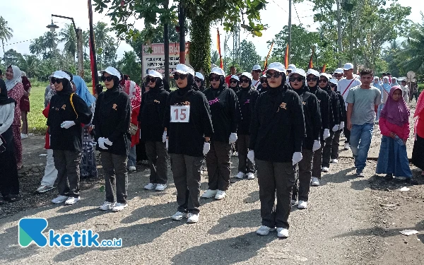 Foto Salah satu regu lomba gerak jalan antar kejorongan memasuki garis start. (Wawan/ketik.co.id)