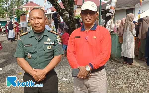 Foto Kapt. Inf Lilik Surianto bersama Camat Lembah Melintang saat di wawancara ketik.co.id. (Wawan/ketik.co.id)