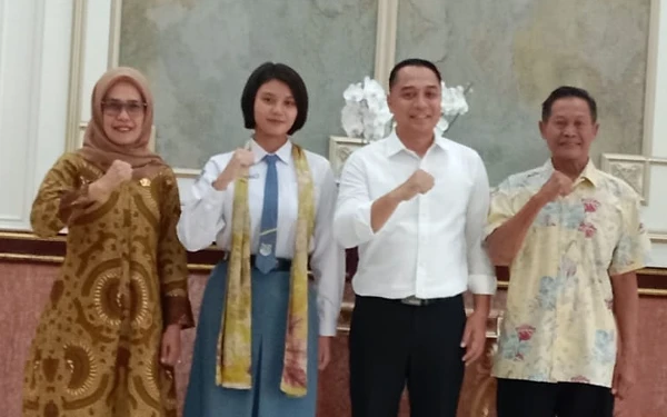 Foto Sosok Rahdisty Syawalia Yogi (dua dari kiri) bersama Wali Kota Surabaya Eri Cahyadi sebelum berangkat ke Jakarta, Kamis (15/8/2024). (Foto: Dokumen Pribadi SMAN17Surabaya)