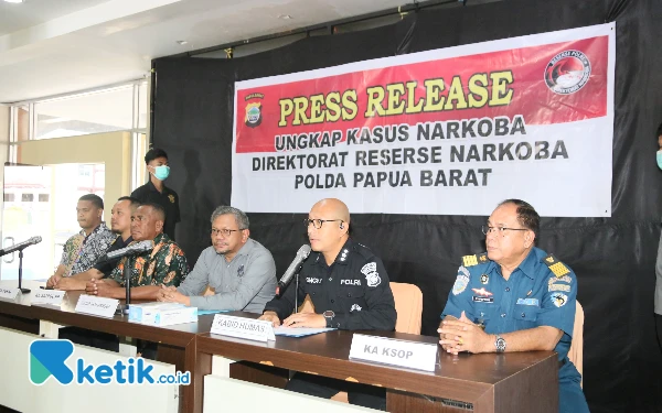 Foto Seberat 1.709,89 Gram, Polda Papua Barat Berhasil Ungkap Tindak Pidana Narkotika Jenis Ganja. (Foto: dok Humas Polda Papua Barat for ketik.co.id)