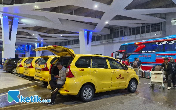 Foto Moda transportasi umum yang banyak digunakan tamu menuju IKN di Bandara Sepinggan Balikpapan. (Foto: Naufal/Ketik.co.id)