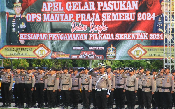 Foto Personel Polresta Sidoarjo apel siaga untuk persiapan pengamanan pelaksanaan Pilkada Serentak 2024 di Kabupaten Sidoarjo. (Foto; Fathur Roziq/Ketik.co.id)