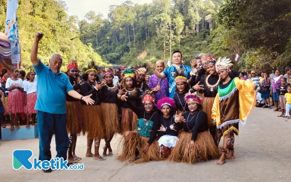 Foto Bupati Freddy Thie foto bersama kegiatan penutupan Festival yang diselenggarakan mahasiswa UGM di kolam sisir Kaimana (foto La Jen/Ketik.co.id)