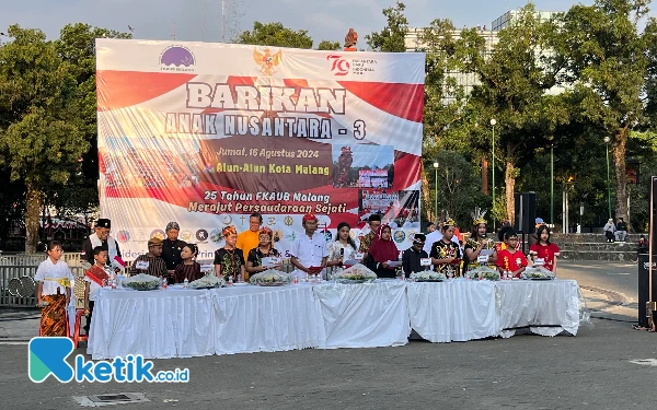 Foto Pembacaan doa lintas agama dan penghayat dalam acara Barikan Anak Nusantara. (Foto: Lutfia/Ketik.co.id)