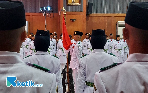 Foto Prosesi pengambilan sumpah para Paskibraka Kota Surabaya. (Foto: Husni Habib/Ketik.co.id)