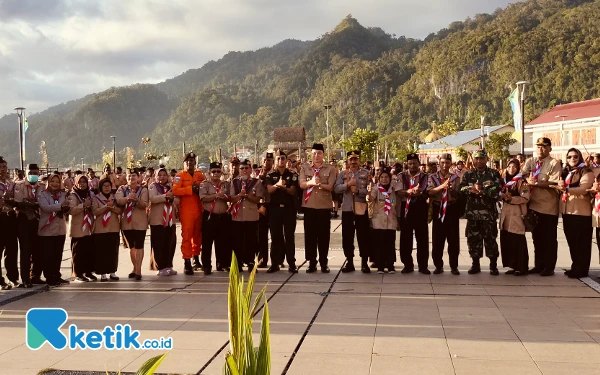 Foto Bupati Freddy Thie saat foto bersama HUT Pramuka yang ke-63 tahun di Taman Jokowi Iriana Kaimana (foto La Jen/Ketik.co.id)