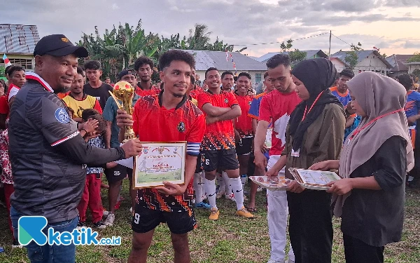 Foto Ikbal Mustafa menyerahkan teropi dan bonus juara kedua Hipmabol Cup.