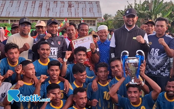 Thumbnail Kolaborasi, Bupati dan Kadispora Beri Dukungan Generasi Muda Halsel di Penutupan Hipmabol Cup