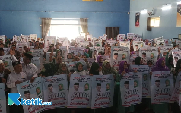 Foto Bacawabup Malang Hj Lathifah Shohib saat bersama kader PKB dan NU di Pakis. (Foto : Binar Gumilang/Ketik.co.id)