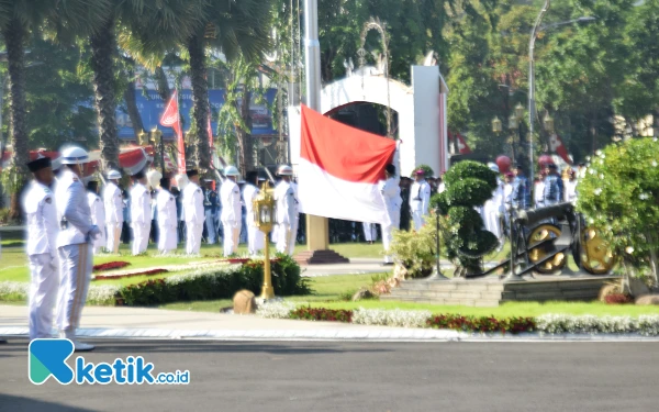 Foto Proses pengibaran bendera di Gedung Negara Grahadi, Sabtu (17/8/2024). (Foto: Khaesar/Ketik.co.id)