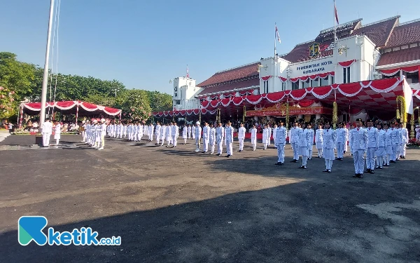 Foto Prosesi Upacara Peringatan HUT Kemerdekaan ke-79 RI yang digelar di Balai Kota Surabaya. (Foto: Husni Habib/Ketik.co.id)