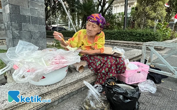 Tempuh Puluhan Kilometer Jualan di Usia Senja, Mbah Sri Penjual Cenil di Malang Temukan Arti Kemerdekaan