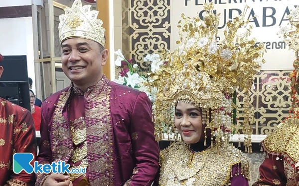 Bukan Khas Surabaya, Wali Kota Eri Cahyadi dan Istri Malah Kenakan Pakaian Adat Palembang di Upacara HUT ke-79 RI