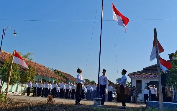 Foto Ratusan eks Jamaah Islamiya berikrar setia kepada NKRI saat Upacara HUT RI ke 79/ foto : ketik. co. Id