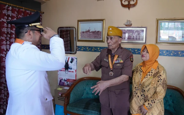 Peringati HUT Kemerdekaan RI, Pj Wali Kota Mojokerto Datangi dan Beri Hormat pada Veteran