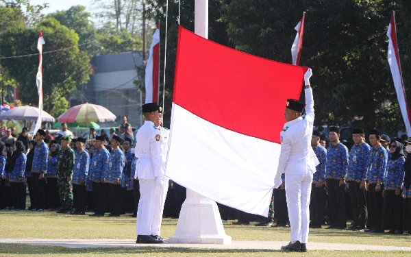 Foto Bendera merah putih siap dikibarkan oleh petugas. (Foto: Humas Pemkab Sleman/Ketik.co.id)